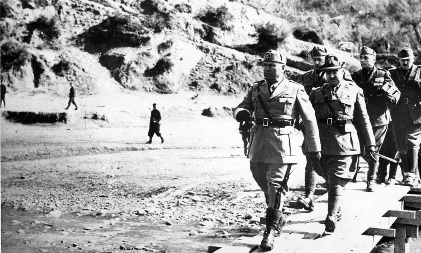 Ο Ιταλός δικτάτορας Μπενίτο Μουσολίνι, κατά τη διάρκεια επιθεώρησης στο αλβανικό μέτωπο, λίγο πριν την κατάληψη της Ελλάδας 
