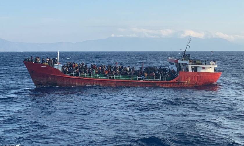 Διπλωματικό θρίλερ: Η Ελλάδα ζητά να επιστρέψει στην Τουρκία το πλοίο με τους 400 μετανάστες
