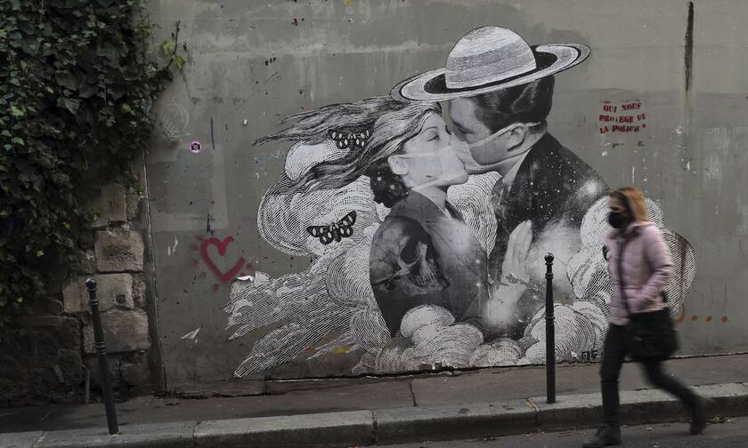 Φιλί στην εποχή του κορονοϊού σε γκράφιτι στη Γαλλία