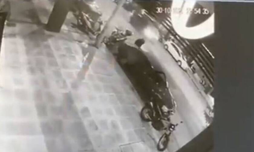 Βίντεο ντοκουμέντο από την ταχύτητα που κινούνταν το αυτοκίνητο που παρέσυρε και σκότωσε τον 47χρονο ντελιβερά στη Θεσσαλονίκη 