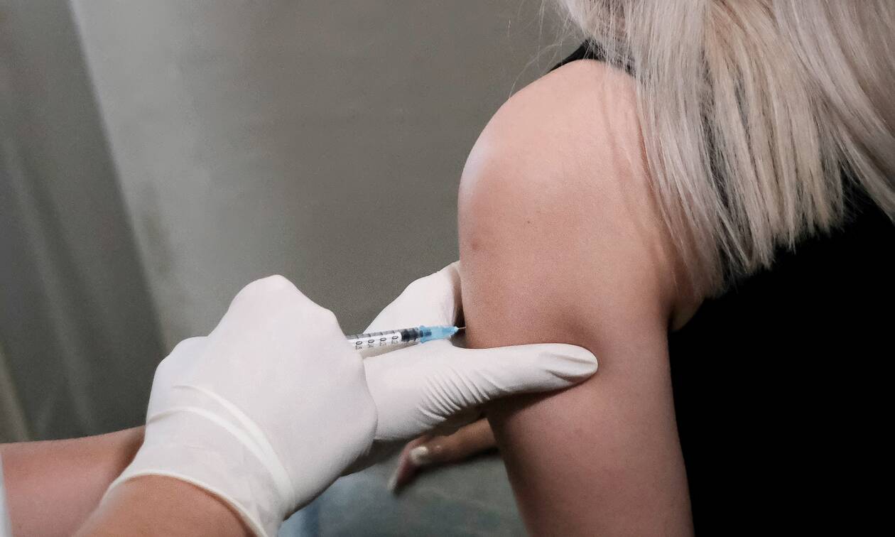 Εμβόλιο - Νέο σποτ: Συνεχίζουμε με μια ενισχυτική δόση που θα μας θωρακίσει ακόμα περισσότερο