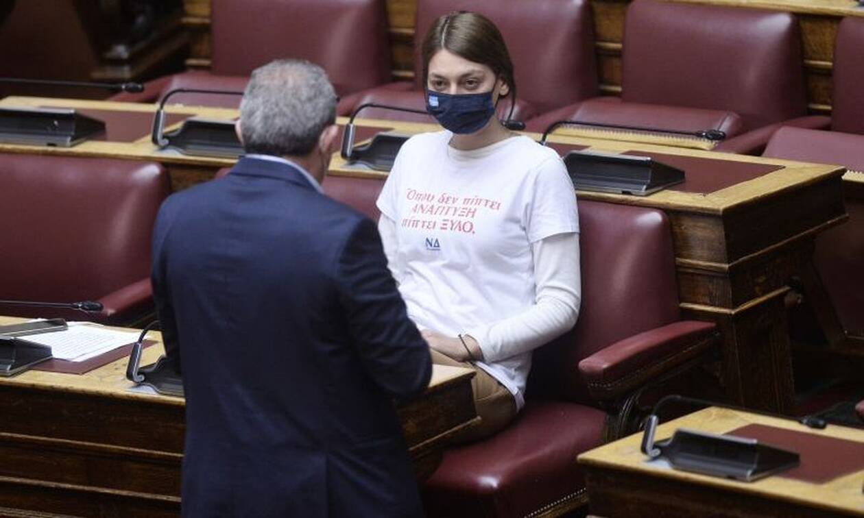 Μαρία Απατζίδη: Η μπλούζα που φόρεσε στη Βουλή και το μήνυμα κατά της αστυνομικής βίας