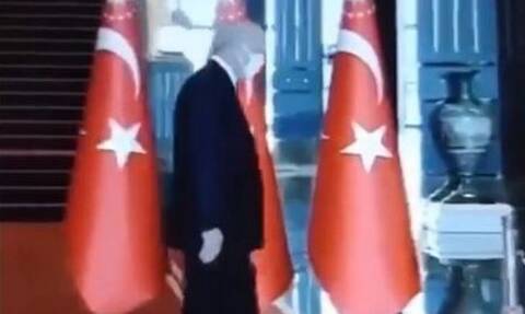 Ερντογάν: Νέο βίντεο φουντώνει τα σενάρια για την υγεία του - Σέρνει τα πόδια του ο «σουλτάνος»