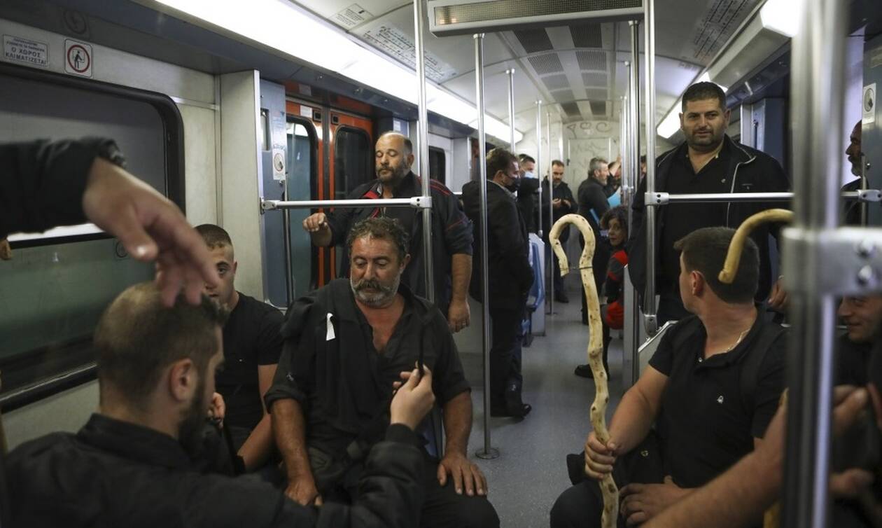 Αγρότες της Κρήτης στο κέντρο της Αθήνας: Πήγαν με το Μετρό στο υπουργείο Αγροτικής Ανάπτυξης