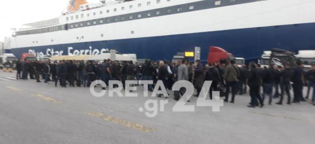 Νωρίς το πρωί της Παρασκευή έφτασαν από την Κρήτη στον Πειραιά, περίπου 1.500 αγρόττες και κτηνοτρόφοι από την Κρήτη