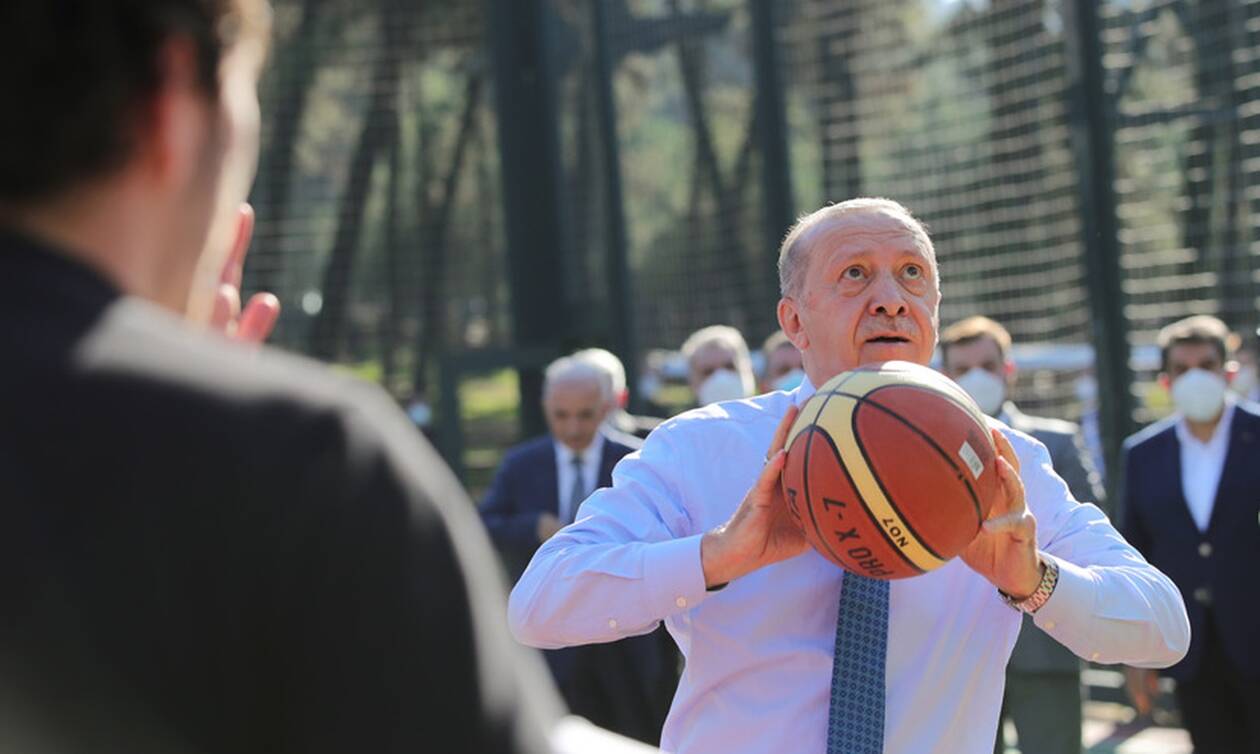 Νέο προκλητικό σόου και «κορώνες» Ερντογάν: Αγώνας μπάσκετ και πίνακας με την πολιορκία της Ρόδου