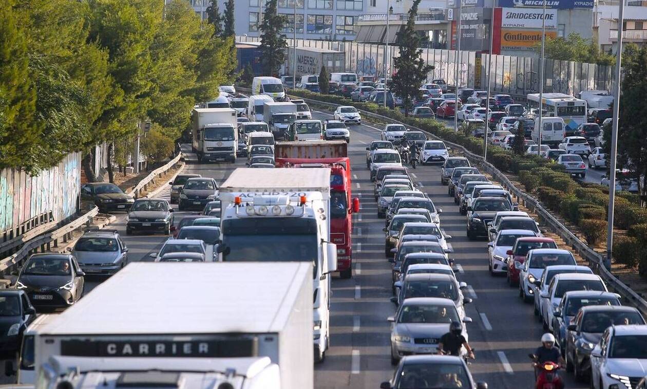 Σύγκρουση οχημάτων στον Κηφισό, στην έξοδο προς Γλυφάδα - Μεγάλο μποτιλιάρισμα