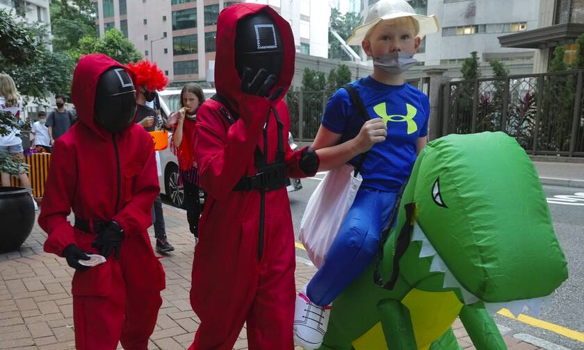 Παιδιά ντυμένεα με στολή Squid Game για το Halloween