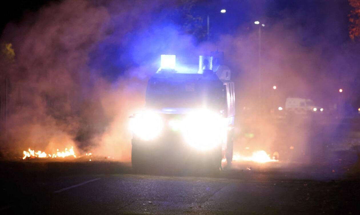 Βόρεια Ιρλανδία: Τέσσερις άνδρες πυρπόλησαν λεωφορείο σε προάστιο του Μπέλφαστ