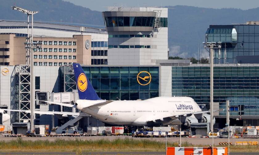 Ποιες αεροπορικές εταιρείες επαναφέρουν τα «πέναλτι» στους επιβάτες που αλλάζουν κράτηση