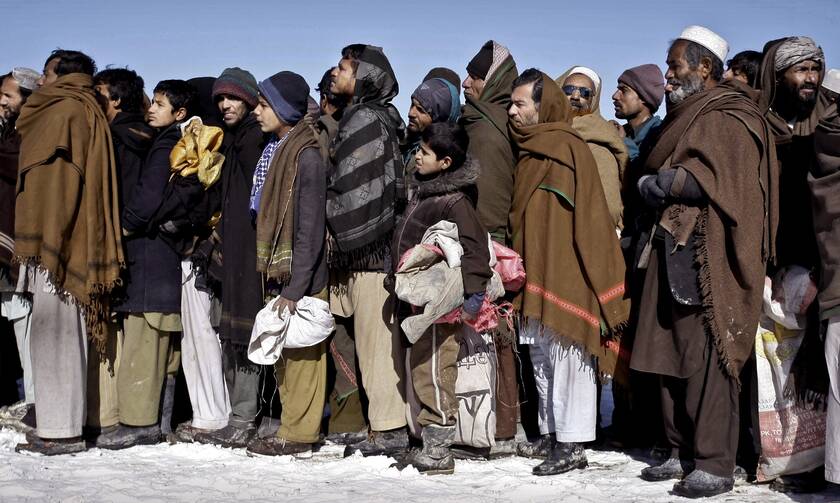 Αφγανοί περιμένουν στνη ουρά για τρόφιμα