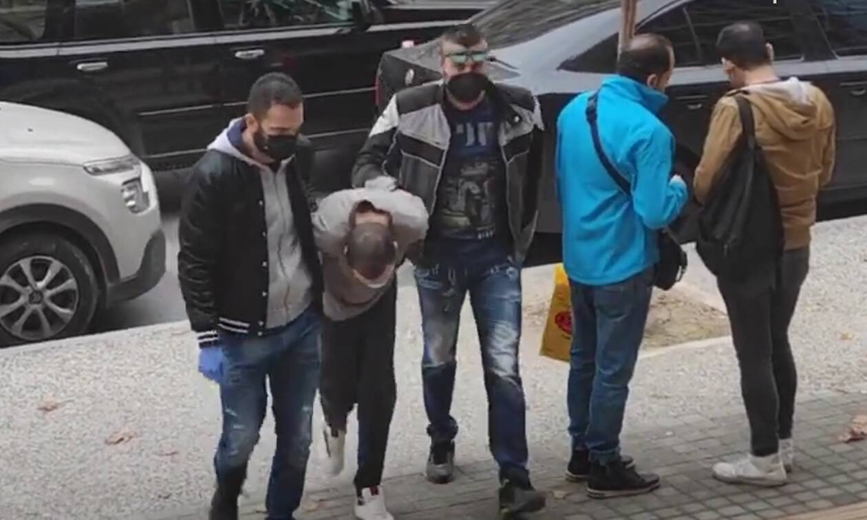 Θεσσαλονίκη: Στα δικαστήρια ο 27χρονος κατηγορούμενος της φονικής ληστείας στην Τούμπα (vid)