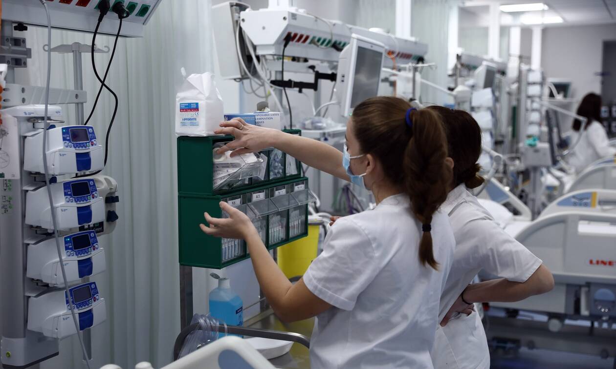 Κορονοϊός: «Ασφυκτιούν» τα νοσοκομεία σε όλη τη χώρα – Διασωληνωμένοι ακόμη και εκτός ΜΕΘ