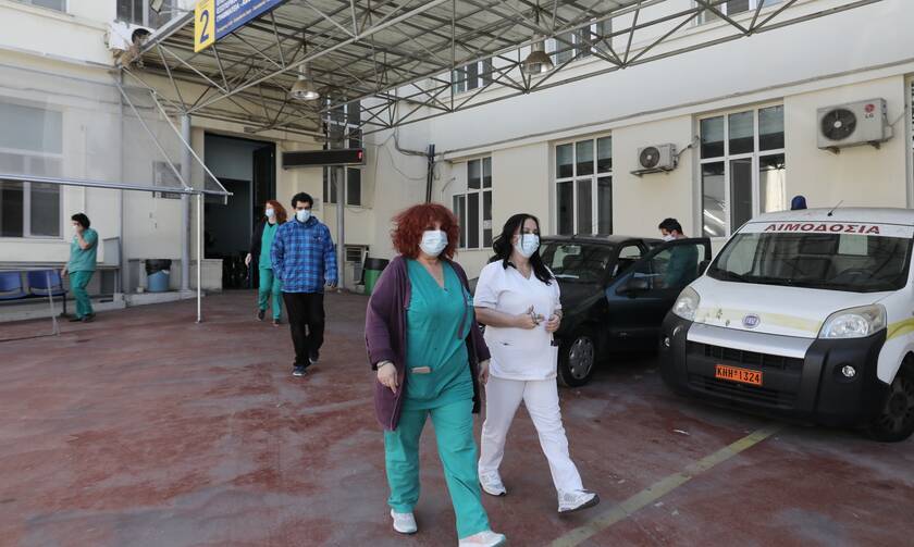 «Στενάζουν» τα νοσοκομεία: Εκτός ΜΕΘ ασθενείς με κορονοϊό – Αποφασίζουν για επιστράτευση γιατρών