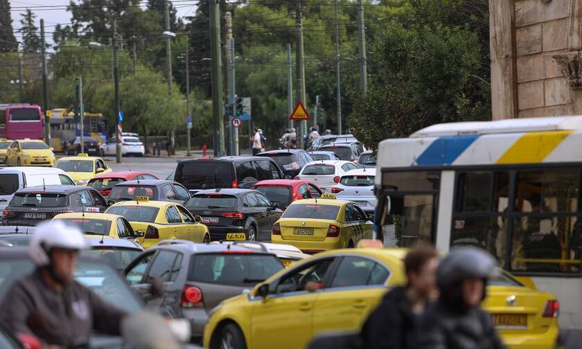 Κίνηση live: Στο «κόκκινο» οι κεντρικοί δρόμοι της Αττικής - Απίστευτη ταλαιπωρία για τους οδηγούς 