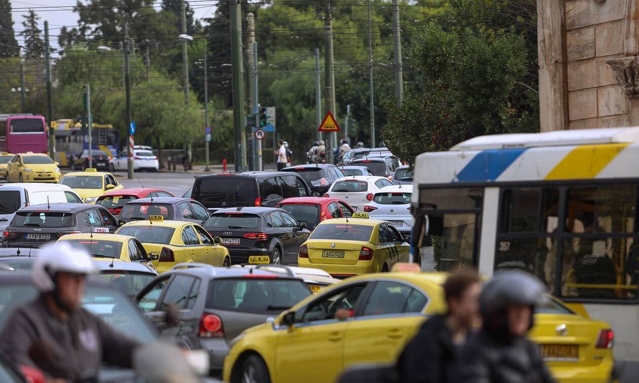 Κίνηση live: Στο «κόκκινο» οι κεντρικοί δρόμοι της Αττικής - Απίστευτη ταλαιπωρία για τους οδηγούς