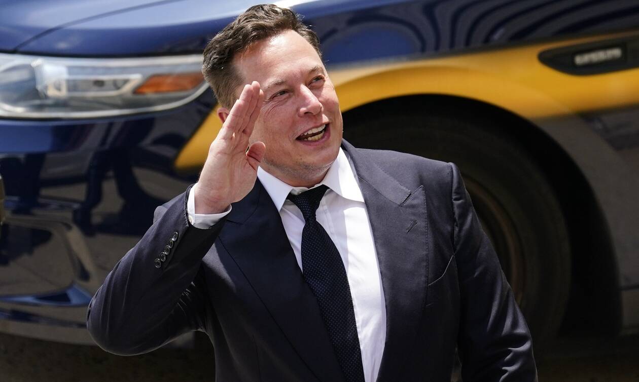 Έλον Μασκ: Πούλησε μετοχές της Tesla αξίας 5 δισ. δολαρίων μετά τη δημοσκόπηση στο Twitter