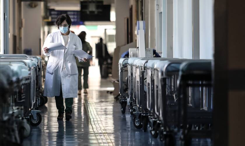 Κορονοϊός: Στα όριά τους τα νοσοκομεία – Πέθανε 34χρονος διασωληνωμένος εκτός ΜΕΘ στο «Γεννηματάς»