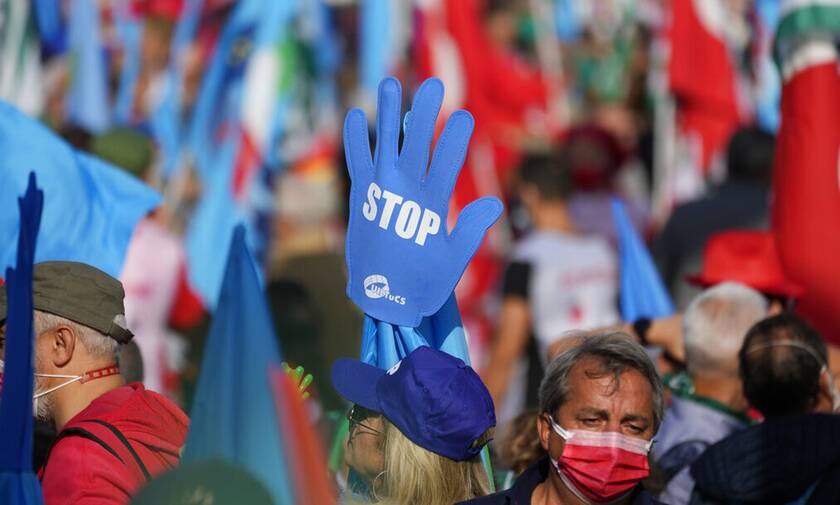 Ιταλία: Παρά τις απαγορεύσεις επικριτές του «πράσινου πάσου» διαδήλωσαν στο κέντρο του Μιλάνου