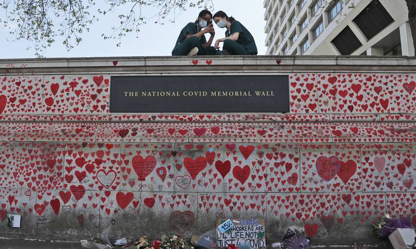 Tείχος μνήμης για τα θύματα του κορονοϊού στο Λονδίνο