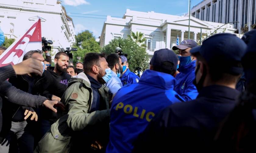Απεργία στην εστίαση: Ένταση με τους αστυνομικούς έξω από τη Βουλή