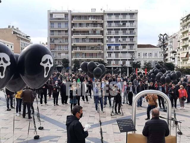 Σήκωσαν μαύρα μπαλόνια για να διαμαρτυρηθούν για τα μέτρα που εφαρμόζονται στην εστίαση