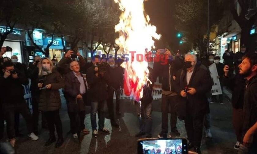 Θεσσαλονίκη: Έκαψαν την σημαία των ΗΠΑ μπροστά από αμερικανικό προξενείο