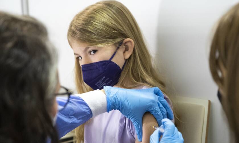 Nεαρή κοπέλα εμβολιάζεται στην Αυστρία