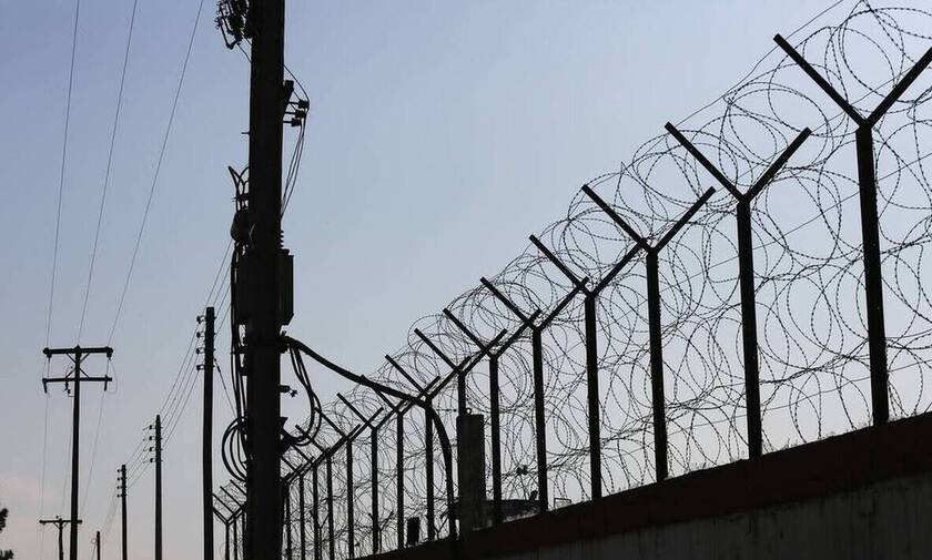 Πειραιάς: Στις φυλακές οι δυο νεαροί για την επίθεση με μολότοφ στην Τροχαία