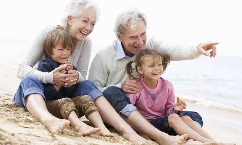Οι γιαγιάδες μπορεί να νιώθουν πιο δεμένες συναισθηματικά με τα εγγόνια τους παρά με τα παιδιά τους
