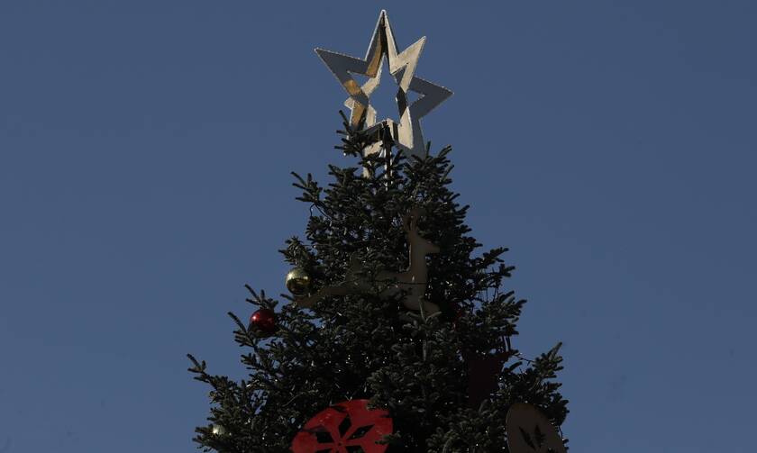 Το Σύνταγμα «φοράει» τα γιορτινά του – Έτοιμο το χριστουγεννιάτικο δέντρο (photos)