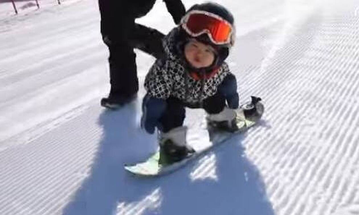 Κίνα: Μπέμπα 11 μηνών κάνει snowboard σαν επαγγελματίας και γίνεται viral (vid)