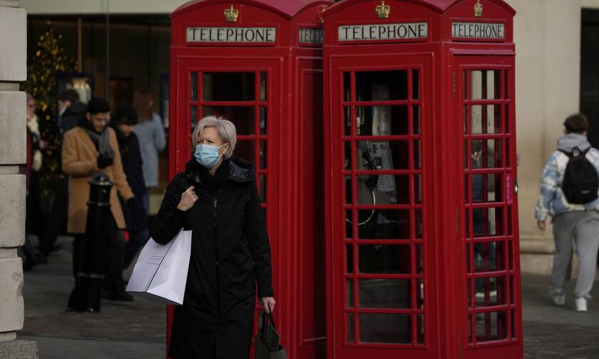 Γυναίκα με μάσκα στο κέντρο του Λονδίνου