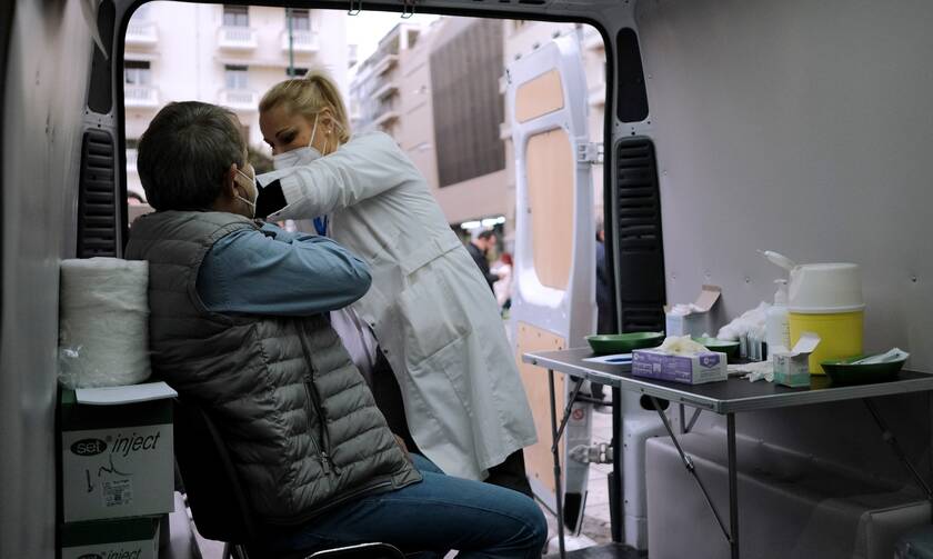 Υποχρεωτικός εμβολιασμός: Κλείστηκαν 10.000 ραντεβού σε λιγότερο από 24 ώρες
