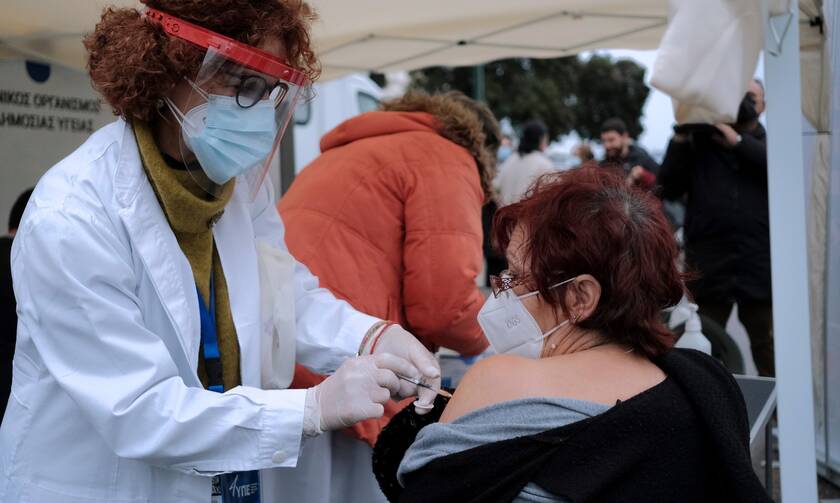 Υποχρεωτικός εμβολιασμός: Πώς θα παίρνει το κράτος τα 100 ευρώ από το πρόστιμο