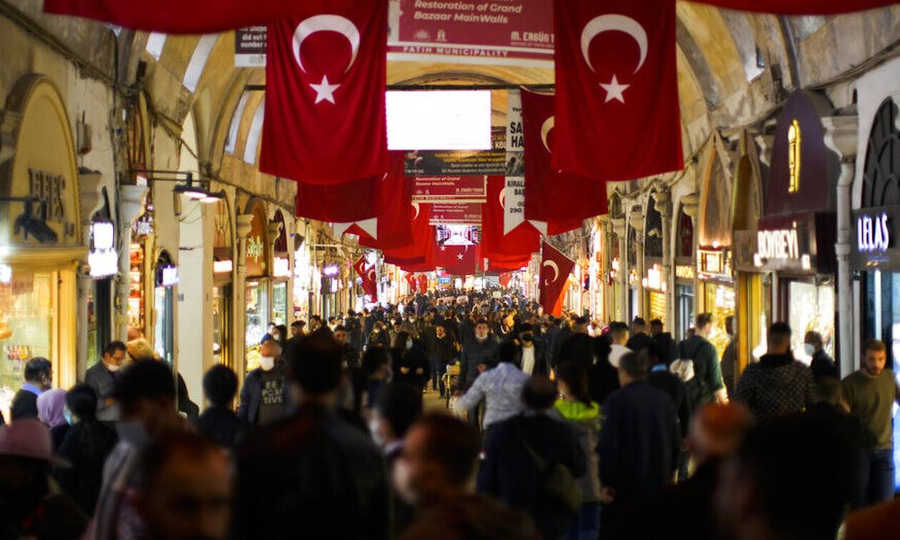 Η τουρκική λίρα «βυθίζεται» και ο λαός της Τουρκίας πεινάει: «Πεθαίνουμε, βγες στον δρόμο Ερντογάν»