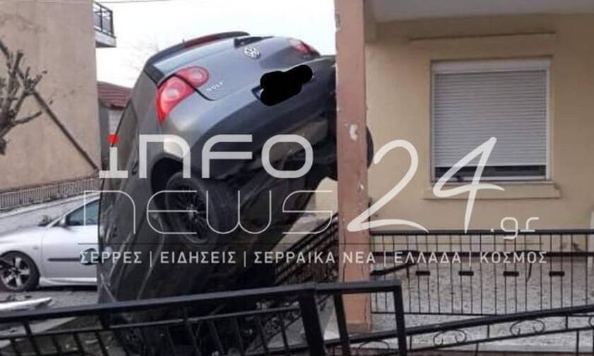 Τροχαίο στις Σέρρες: Αυτοκίνητο «κρεμάστηκε» πάνω σε φράχτη σπιτιού