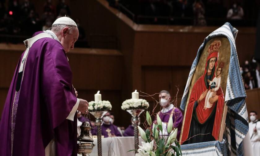 Ο Πάπας Φραγκίσκος τέλεσε θεία λειτουργία στην κεντρική αίθουσα του Μεγάρου Μουσικής 