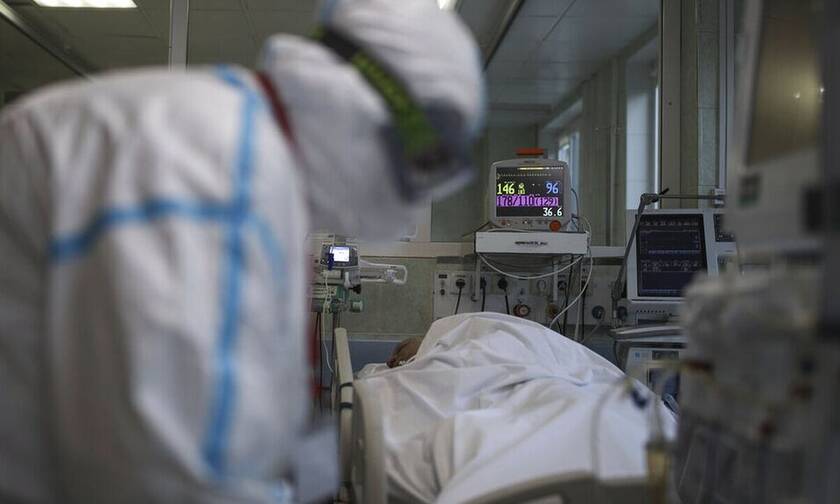 Κορονοϊός: «Ασφυκτιούν» τα νοσοκομεία της χώρας - Γεμίζουν καθημερινά με ράντζα οι διάδρομοι
