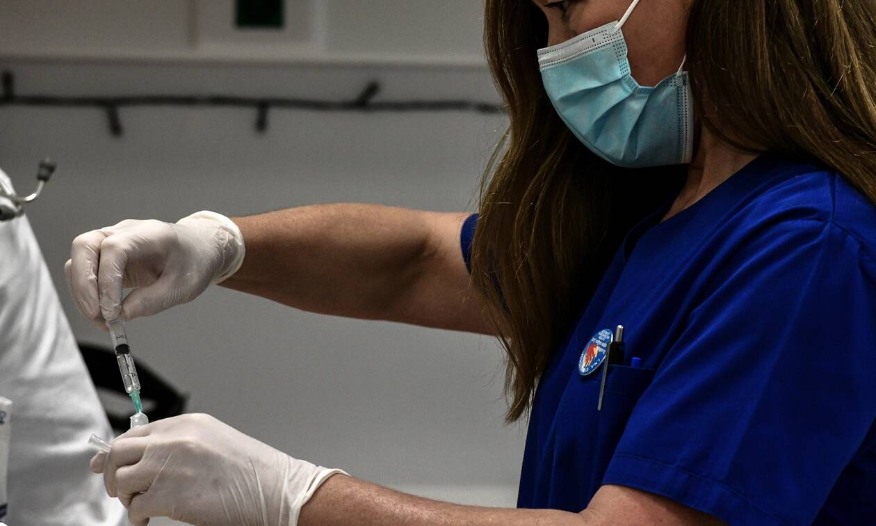 Αυτός είναι ο Ιταλός οδοντίατρος που χρησιμοποίησε ψεύτικο χέρι σιλικόνης για να εμβολιαστεί
