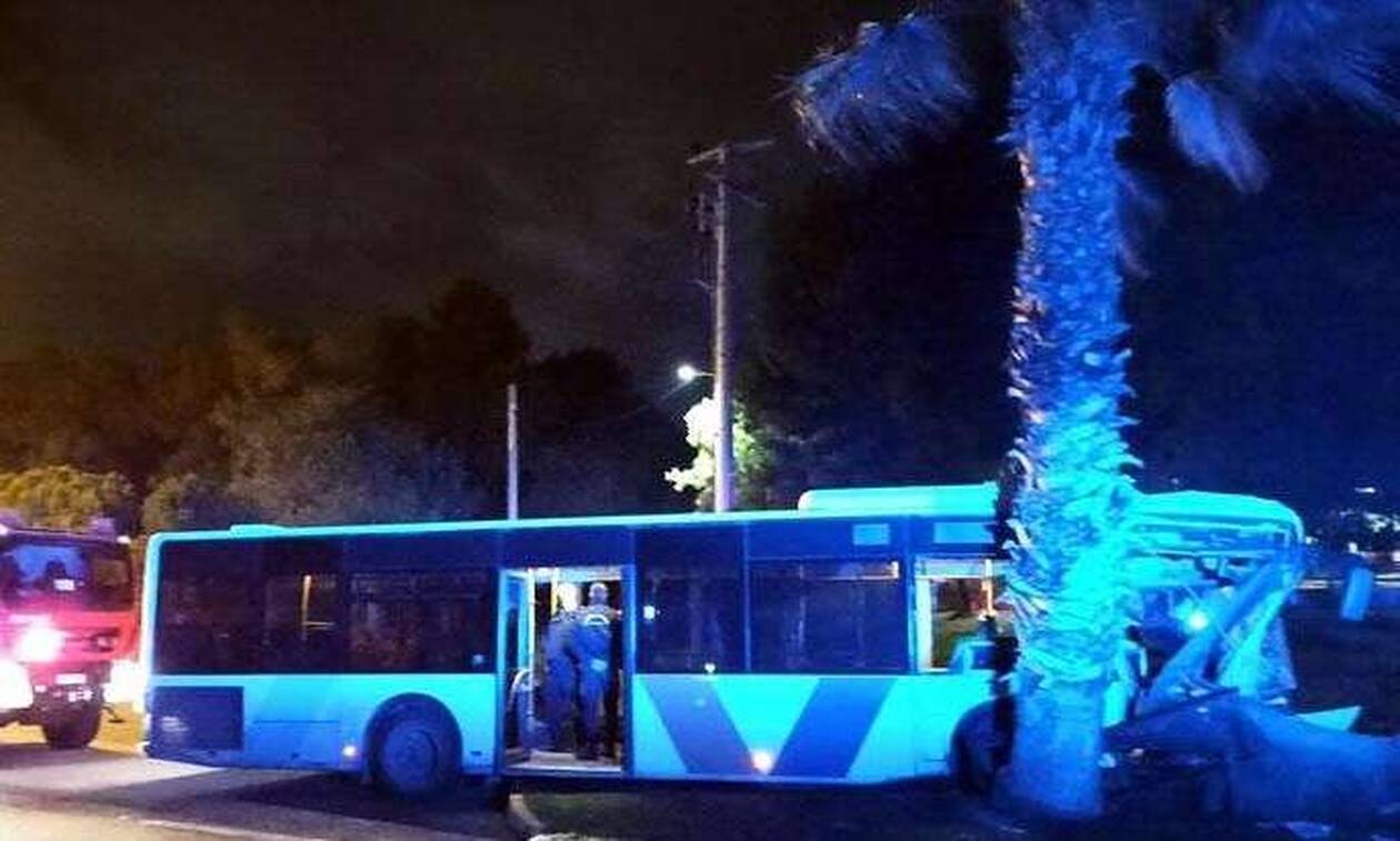 Βουλιαγμένη: Αστικό λεωφορείο έπεσε πάνω σε φοίνικα στην παραλιακή