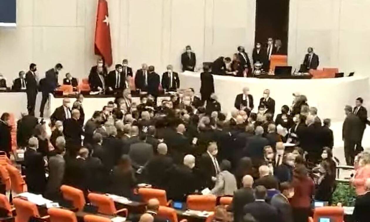 Χάος στην τουρκική βουλή: Βουλευτές ήρθαν στα χέρια (vid)