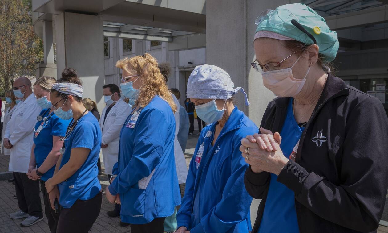 Κορονοϊός: Ο αριθμός των νοσηλευτών μειώνεται παγκοσμίως - Άγχος προκαλεί η Όμικρον στο προσωπικό