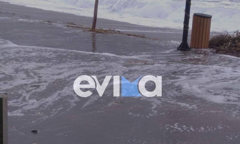 Εύβοια - Κακοκαιρία: Εικόνες κατακλυσμού - Η θάλασσα κάλυψε δρόμο στα Νέα Στύρα