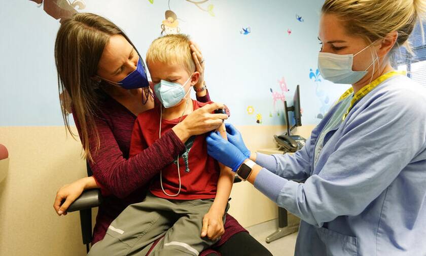 Εμβολιασμός παιδιών 5 -11 ετών: Οι παρενέργειες, τα δικαιολογητικά και η δεύτερη δόση