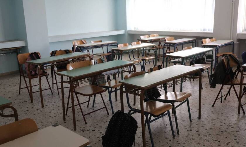 Κορονοϊός: Εκτός σχολείου καθηγητής στη Θεσσαλονίκη – Δεν προσκόμιζε τα πιστοποιητικά