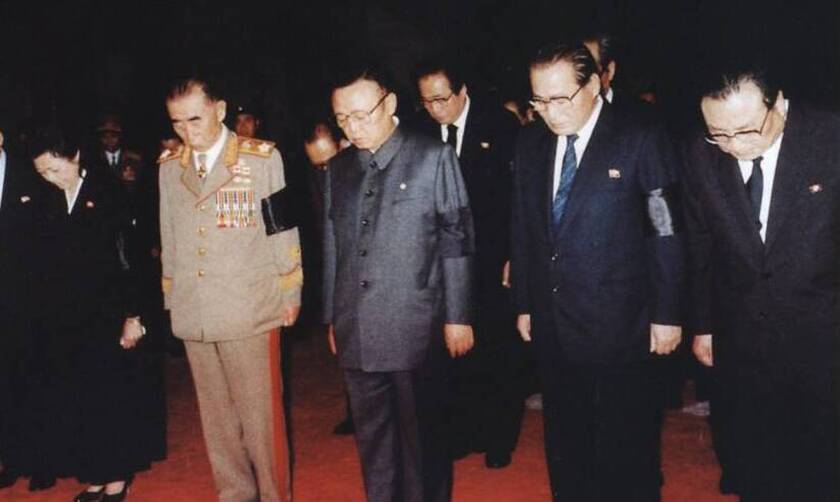 O Kιμ Γιονγκ Τζου (τελευταίος απο δεξιά)