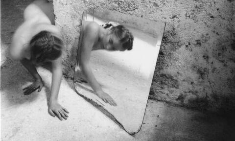 Ο μύθος της Φραντσέσκα Γούντμαν: Από την πρώτη φωτογραφία στα 13, στην αυτοκτονία στα 22 της χρόνια