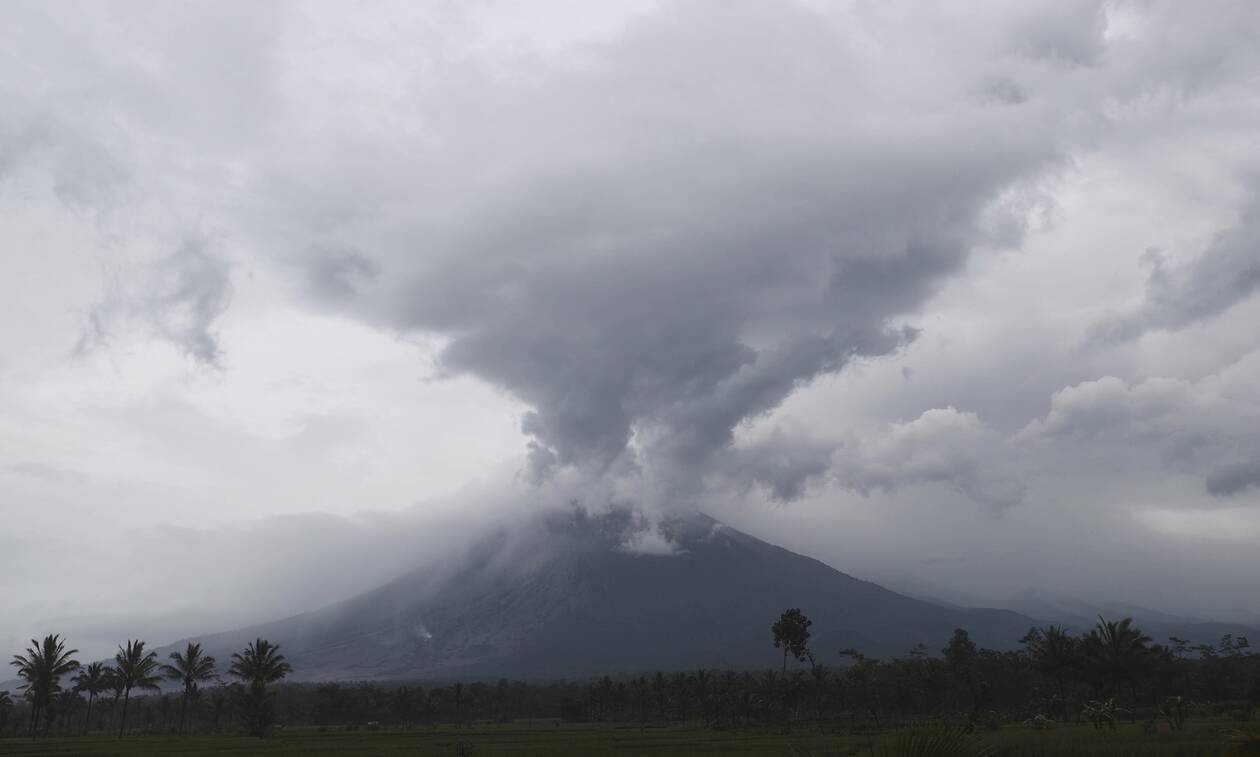 Ινδονησία: Το ηφαίστειο Σεμέρου στη νήσο Ιάβα «βρυχάται» ξανά