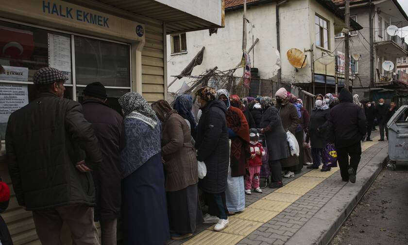 Τούρκοι πολίτες κάνουν ουρές για να προμηθευτούν επιδοτούμενο ψωμί